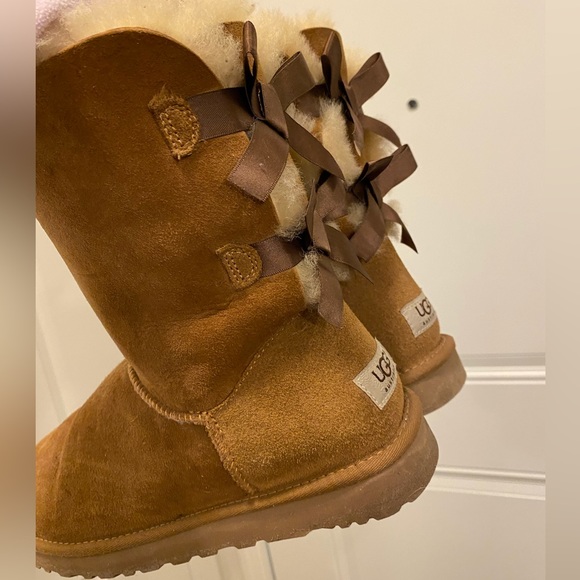 ❌SOLD❌ UGG Bailey Bow II Chestnut - Picture 4 of 10